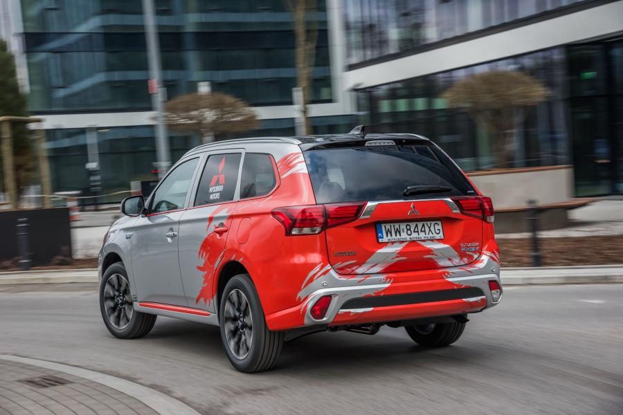  Mitsubishi Outlander PHEV Rally Style 2016 года  (фото 15 из 30)